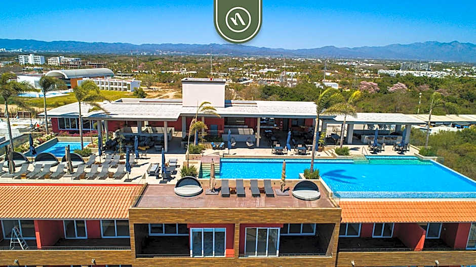 Cozy Apt with Private Terrace - Rooftop Pool