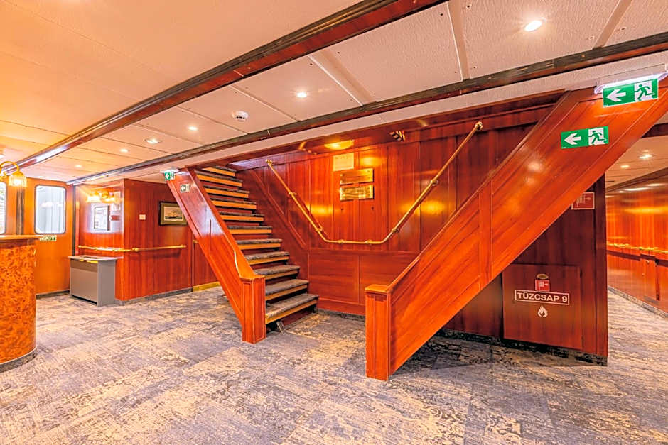 Fortuna Boat Hotel