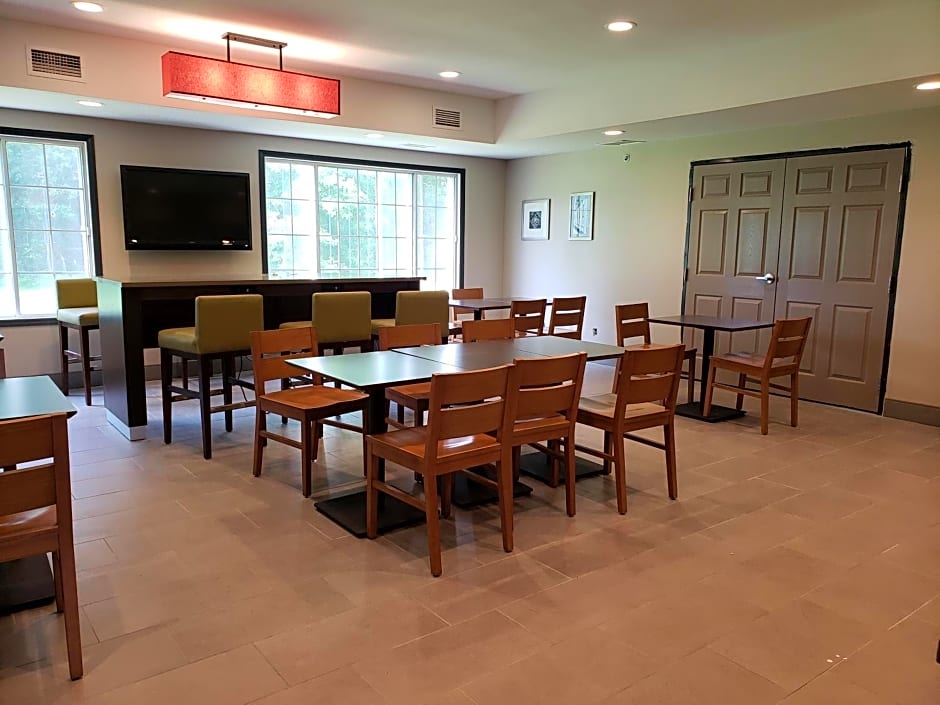 Country Inn & Suites by Radisson, Detroit Lakes, MN
