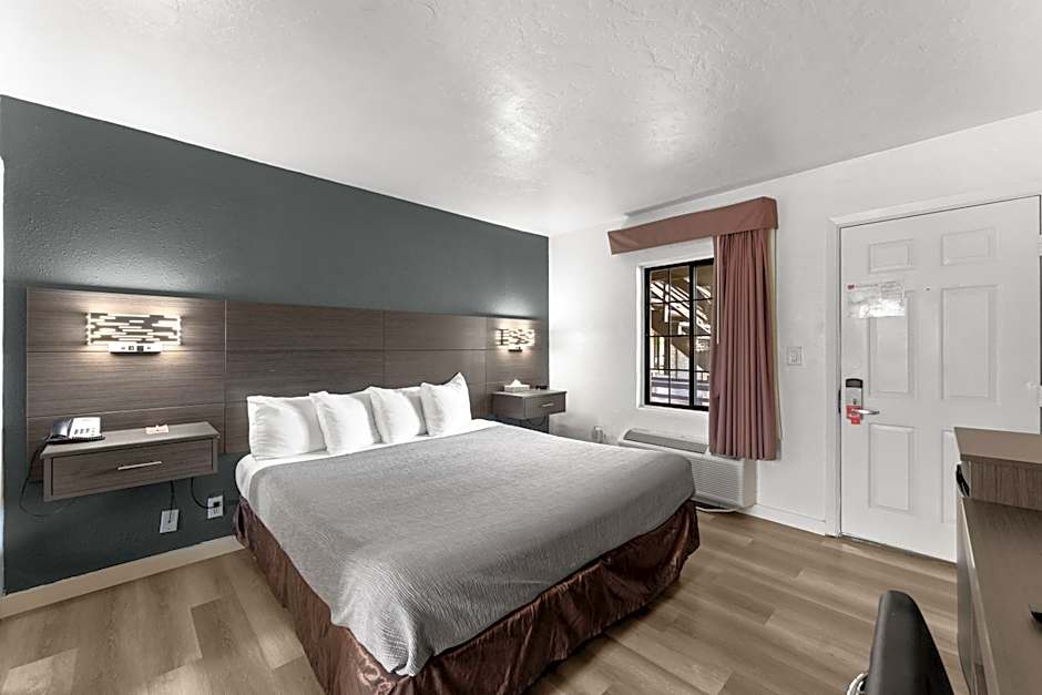 Econo Lodge Inn & Suites Heavenly Village Area