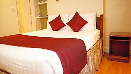 Family Room (2 Adults + 1 Child)