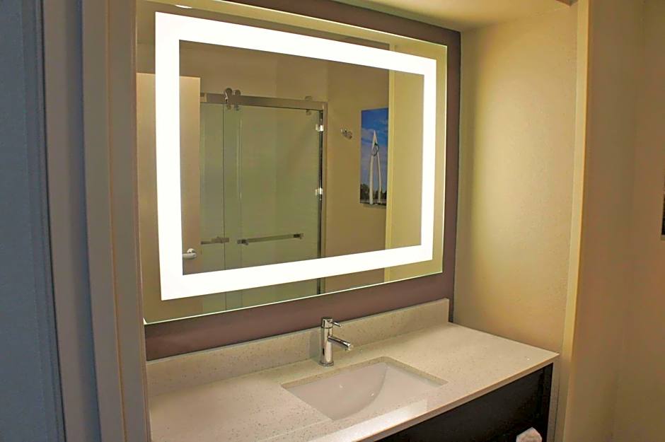 La Quinta Inn & Suites by Wyndham Wichita Airport