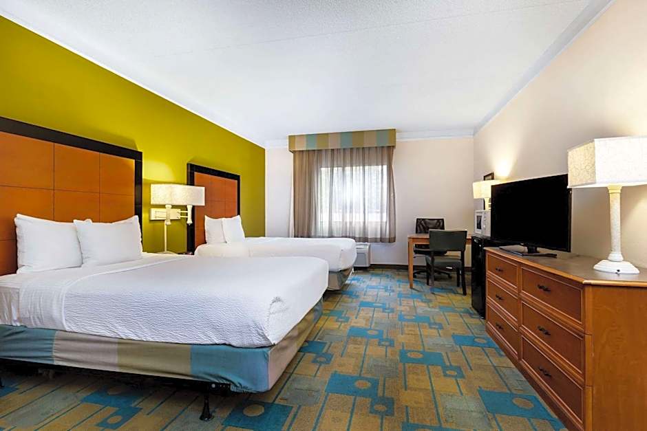 La Quinta Inn & Suites by Wyndham St. Pete-Clearwater Airport