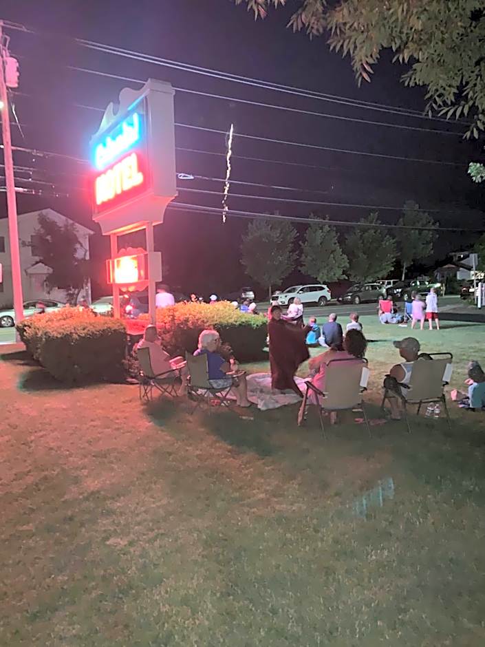 Colonial Motel
