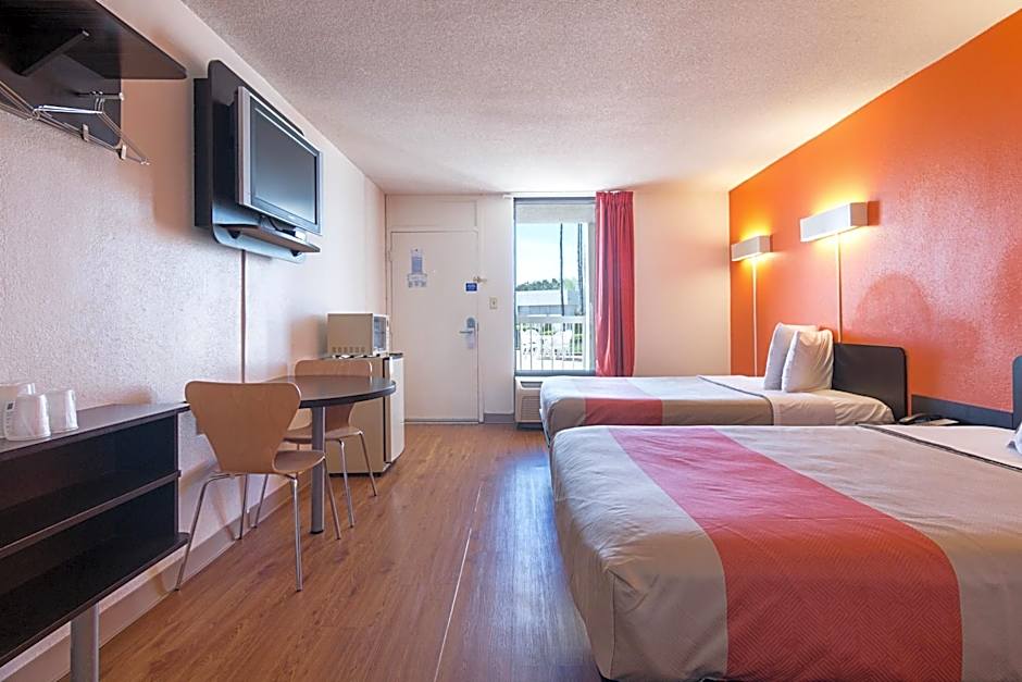 Motel 6-Newnan, GA
