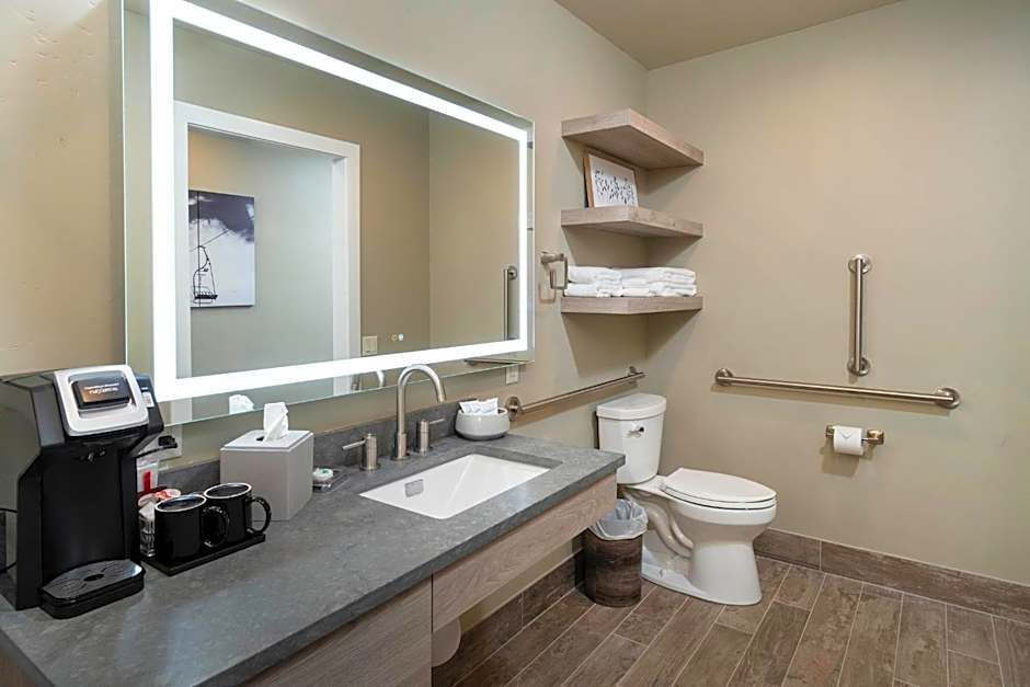 Ski Inn Taphouse Hotel