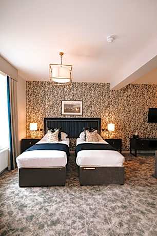 Reidhaven Deluxe Suite (Located in Hotel Annex)