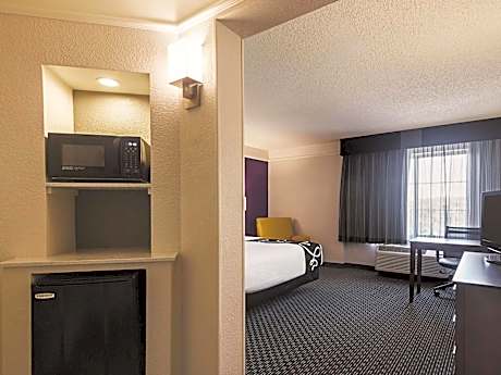 King Room with Roll-In Shower - Mobility Access/Non-Smoking