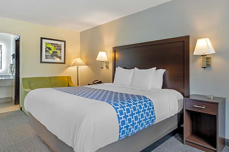 Suburban Studios Verona - Staunton North