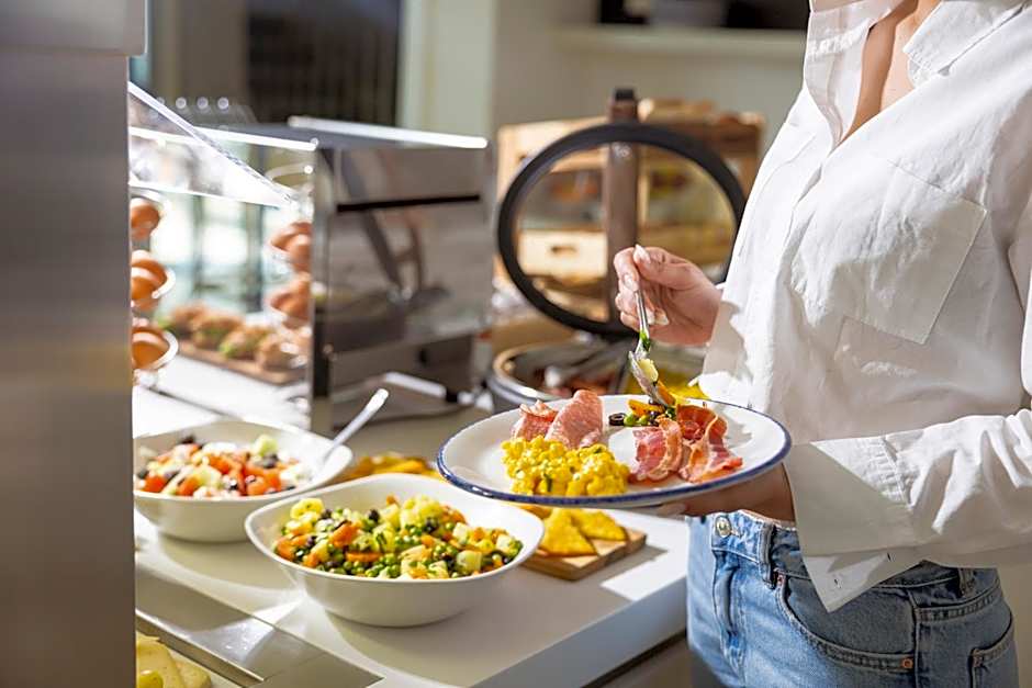 Hi Hotels Torbole - Heated Outdoor Pool & Spa