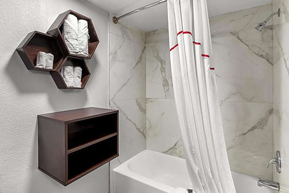 HomeTowne Studios by Red Roof Richmond - Airport Sandston