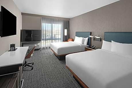 Queen Room with Two Queen Beds, Mountain View and Bathtub - Mobility Access/Hearing Accessible