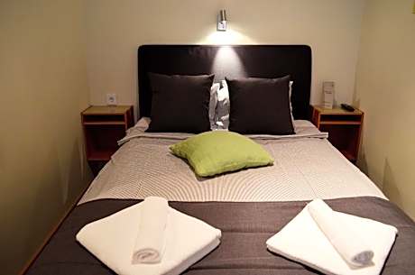 Moderate Queen Room Without Window