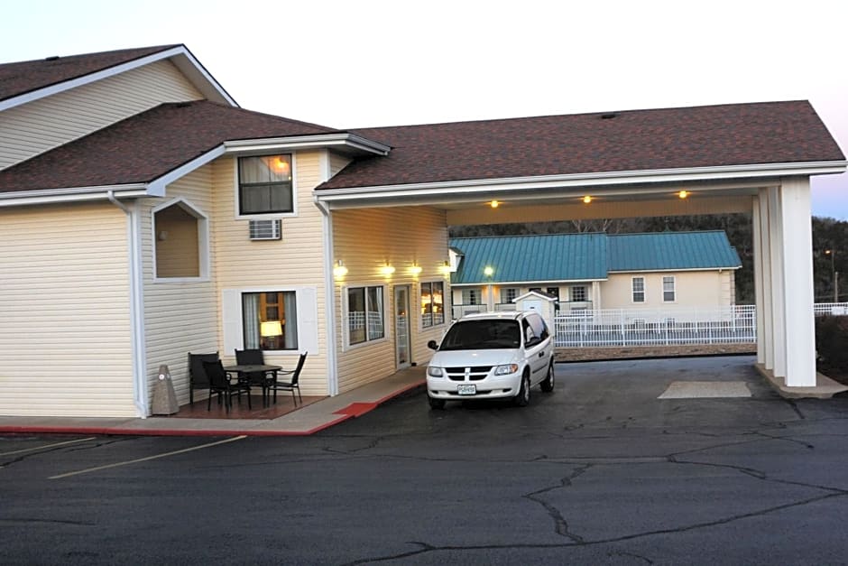 Whispering Hills Inn