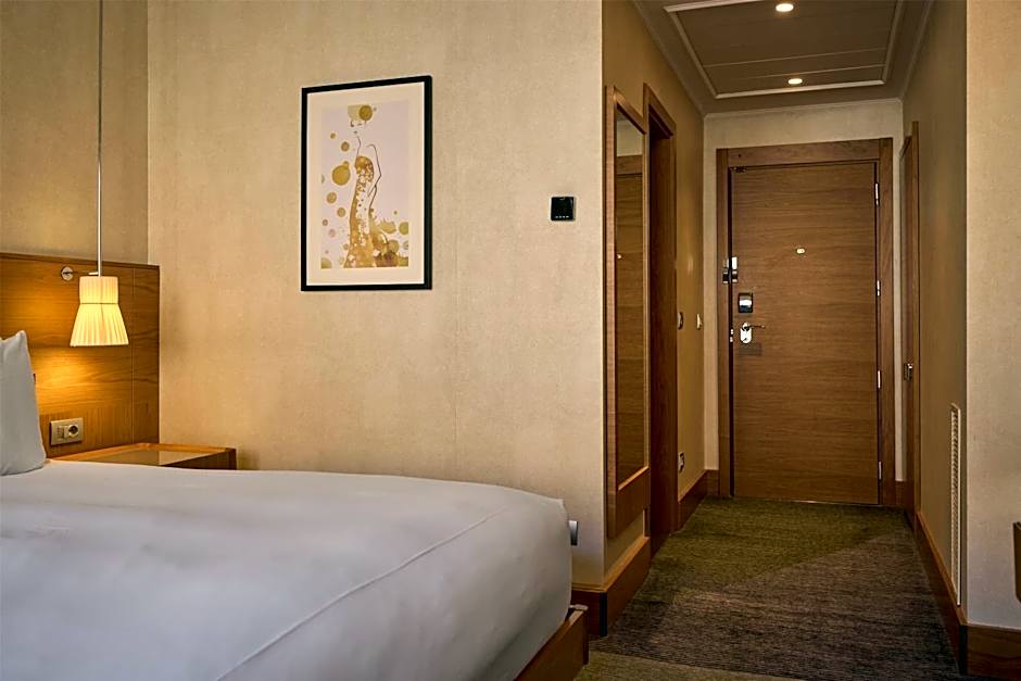 Photo 1 of 2 of 1 King Bed Guestroom