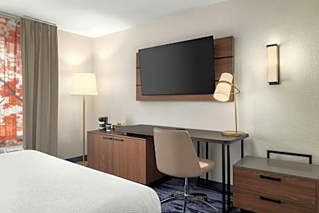 King Room with Roll-in Shower - Mobility Accessible
