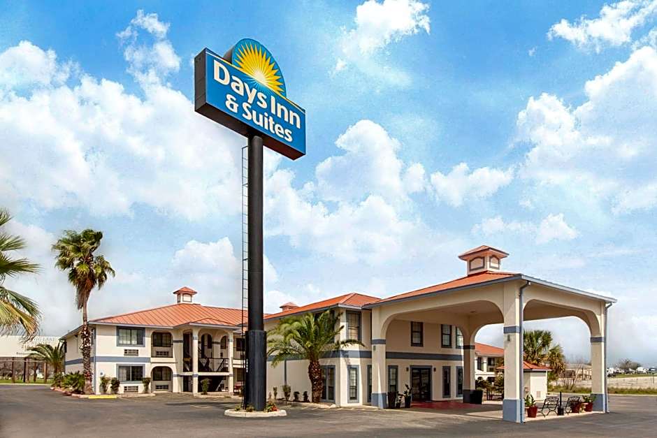 Days Inn & Suites by Wyndham Braunig Lake