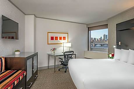 King - River View - Mobility/Hearing Accessible - Roll-In Shower