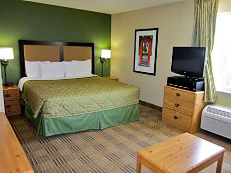 Deluxe Studio with 1 King Bed - Non-Smoking
