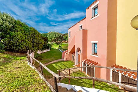 Villas with air conditioning and shared pool, just a few minutes from La Pelosa beach