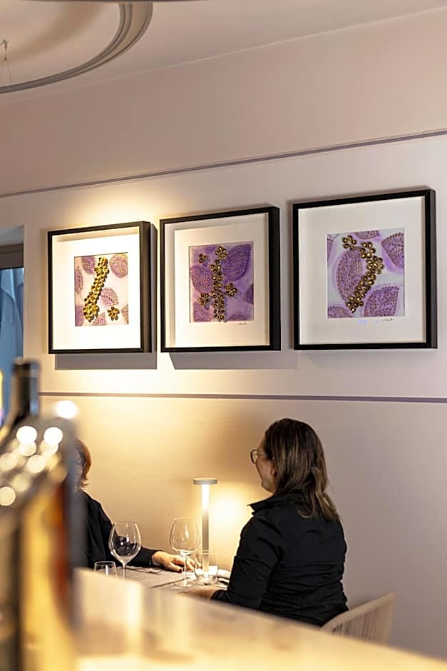 Uve Rooms & Wine Bar