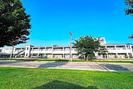 Blue Way Inn & Suites Wichita East