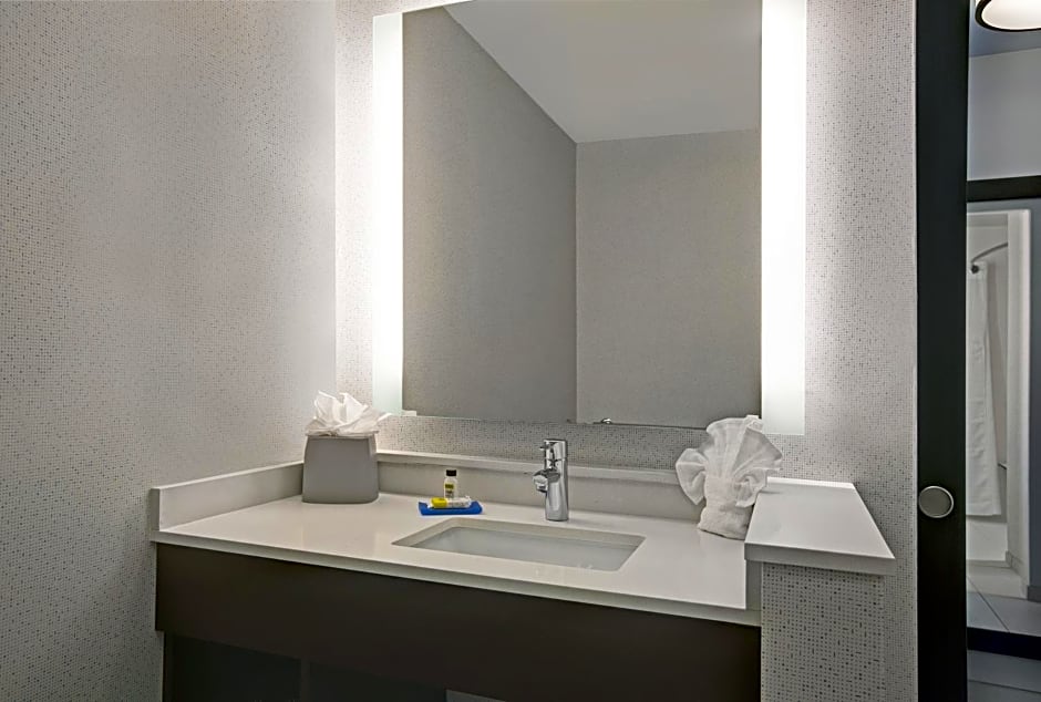 Holiday Inn Express And Suites Milwaukee - Brookfield By IHG