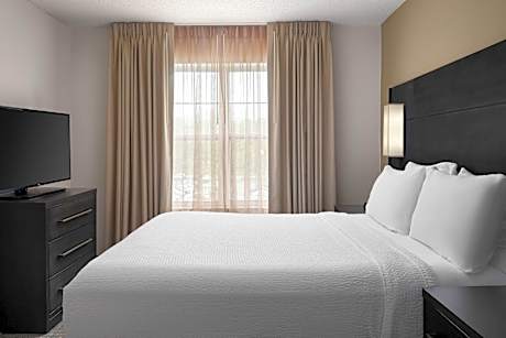 2 Bedroom Suite, Bedroom 1: 1 Queen, Bedroom 2: 1 Queen, Sofa bed