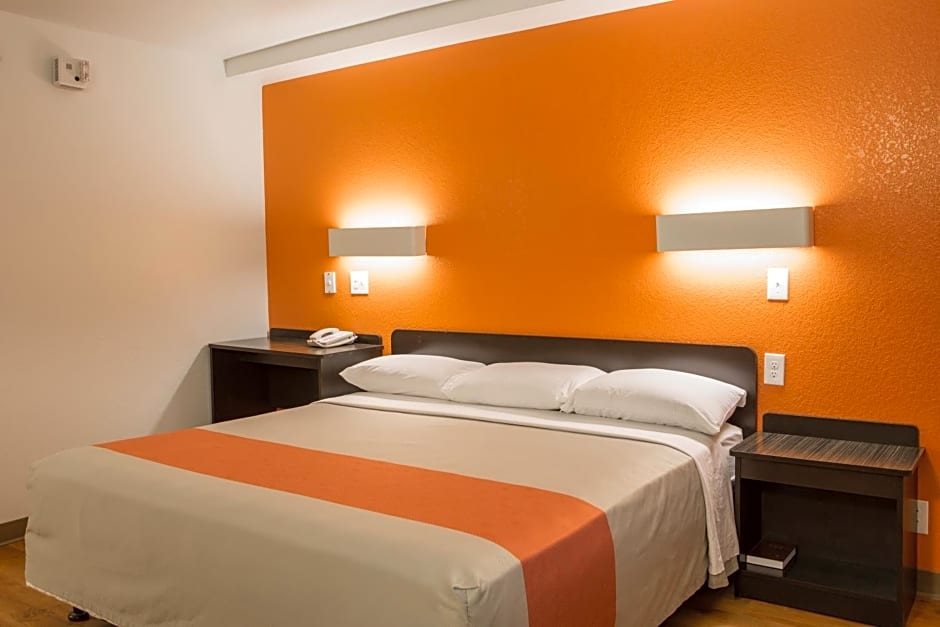 Motel 6 Cutler Bay