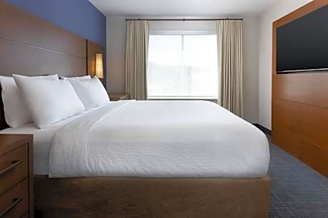 One-Bedroom King Suite with Sofa Bed - Mobility/Hearing Accessible with Roll-In Shower