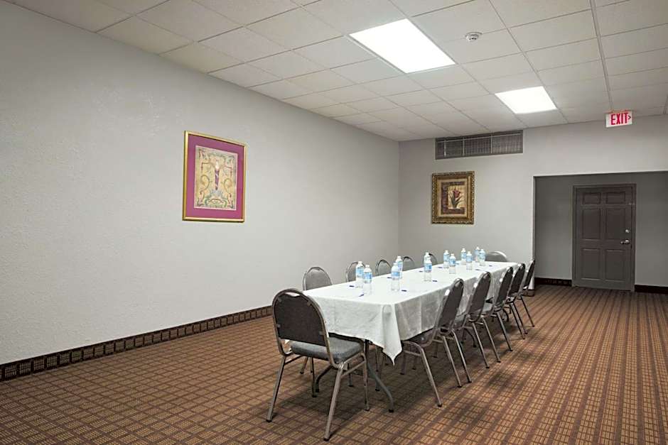 Howard Johnson by Wyndham Winter Haven FL