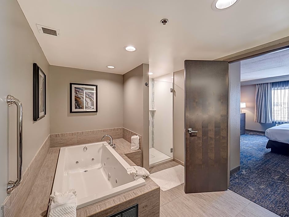 DoubleTree by Hilton Bloomington
