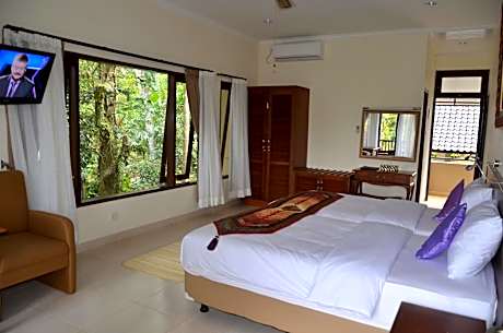 Villa with Garden View