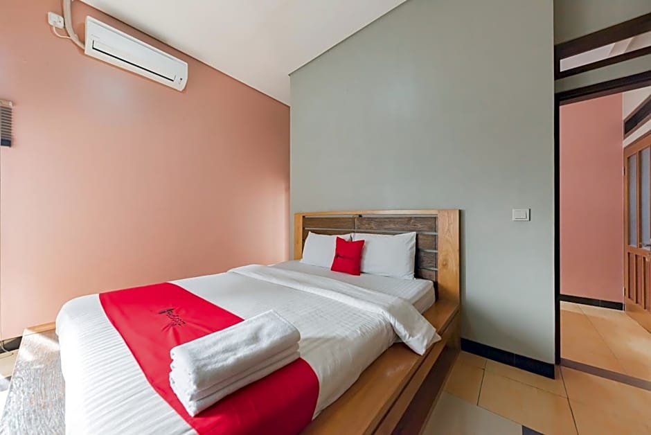 RedDoorz Syariah near Politeknik Negeri Bandung Campus