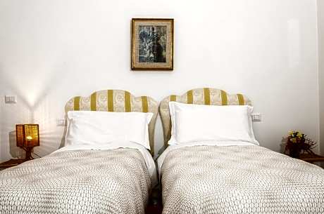 Two Separated Double Rooms with Private External Bathroom