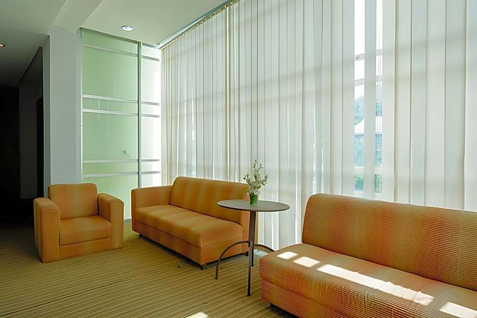 RedDoorz Plus near Hotel Benua Kendari