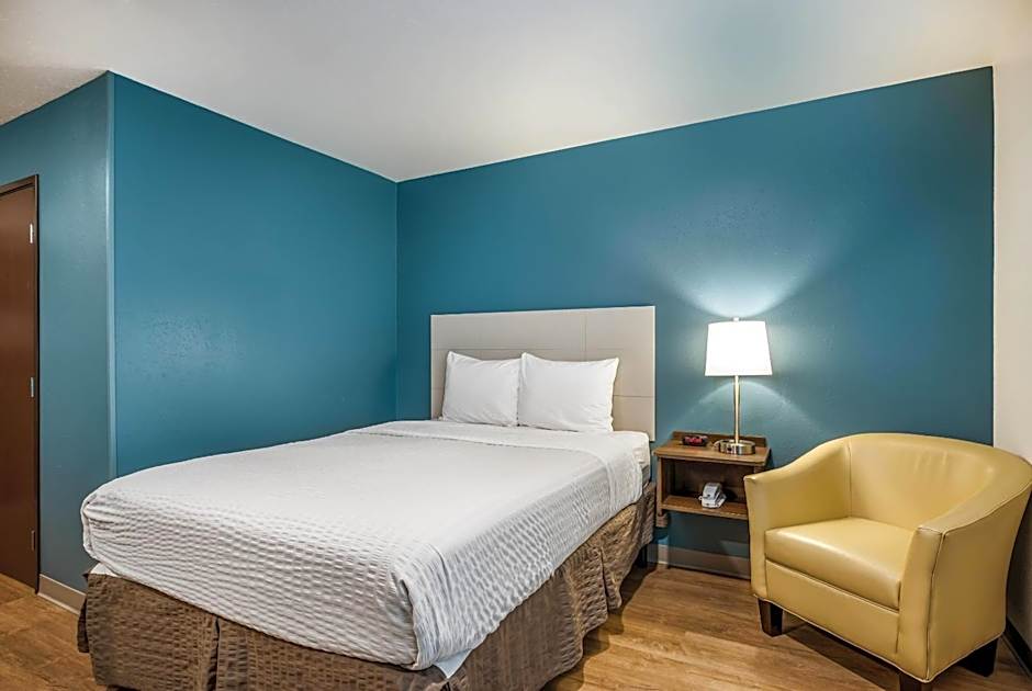 WoodSpring Suites Chicago Addison