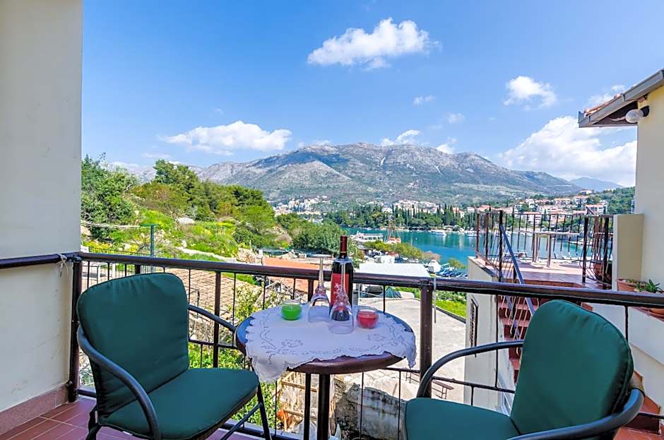 Apartments & Rooms Mihajica