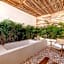 Luxe Jungle Apt 10min To Beach Hot Tub King