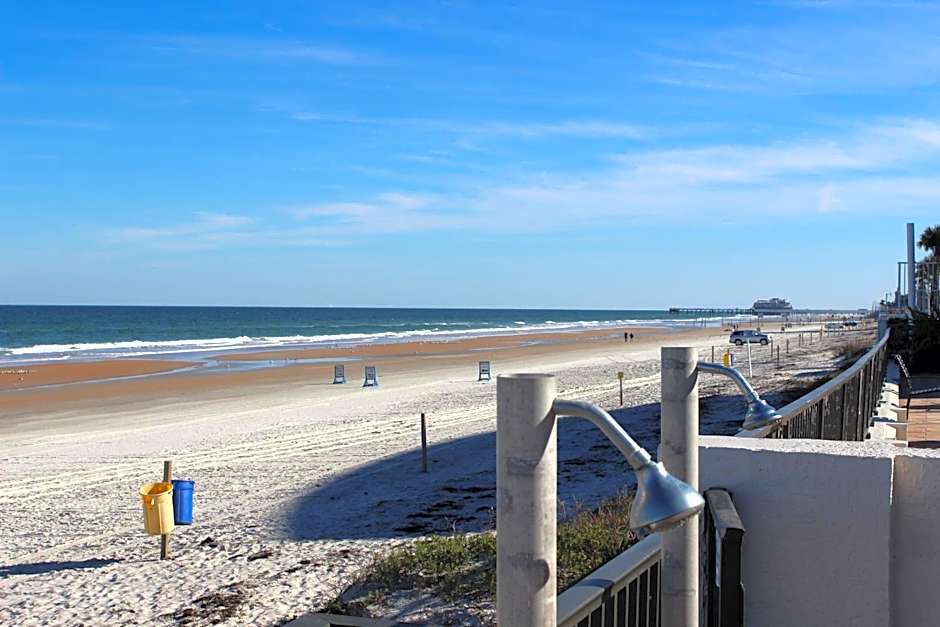 La Quinta Inn & Suites by Wyndham Oceanfront Daytona Beach