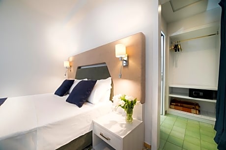 Deluxe Double or Twin Room with Partial Sea View