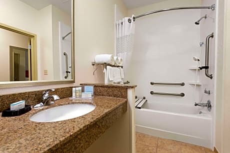 1 KING MOBILITY ACCESS WITH TUB NONSMOKING HDTV/FREE WI-FI/WORK AREA HOT BREAKFAST INCLUDED