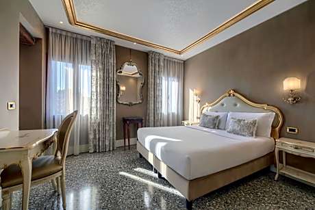 Superior Queen Room with Queen Bed and View - Non-Smoking