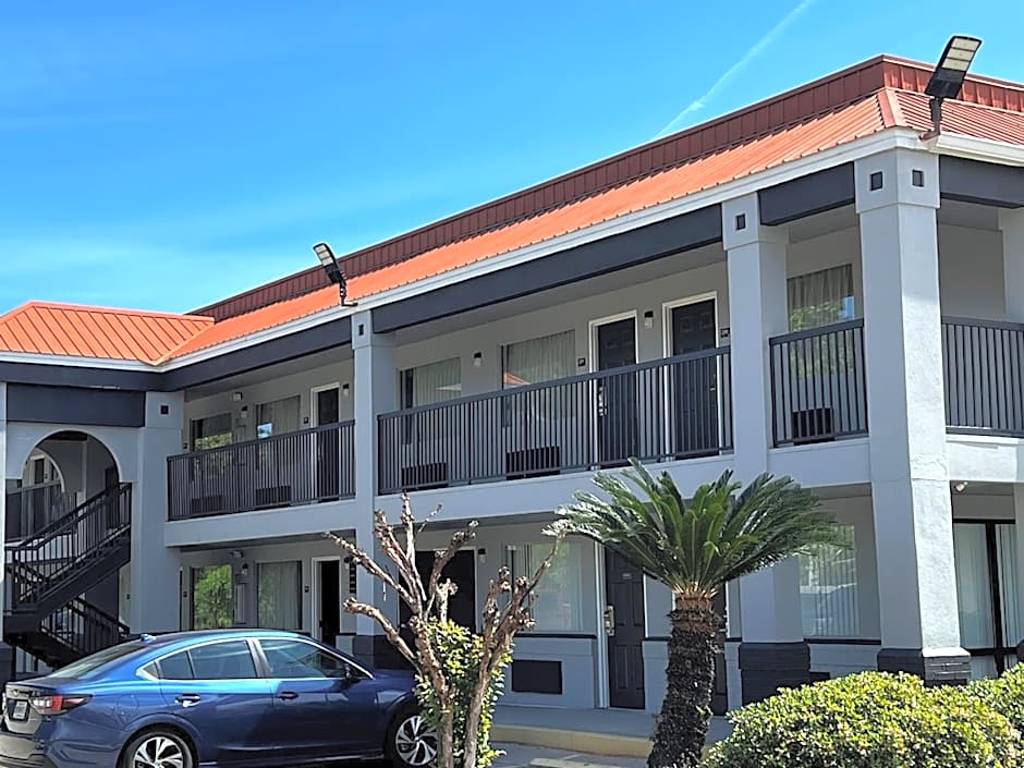 Super 8 by Wyndham Slidell