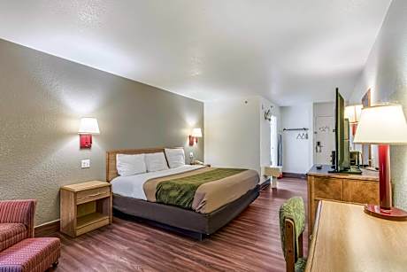 1 Queen Bed Smoking Accessible