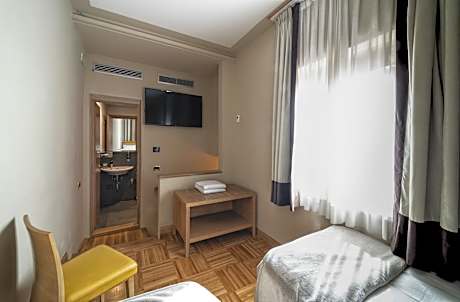 Family Suite (1 Queen Bed and 2 Twin Beds)