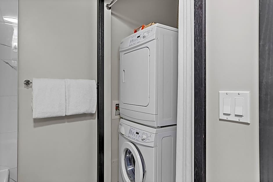 Outstanding Mountain Condo WATERSLIDE and HOT TUB managed by Little Sister Getaways