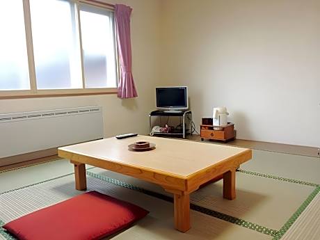Japanese Style Room with Shared Toilet and Shared Bathroom