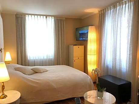 Queen Room with City View (1 Adult)
