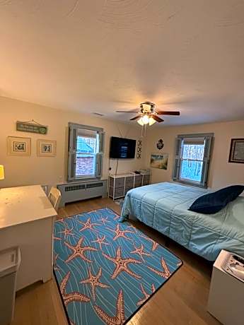 Queen Room with Shared Bathroom